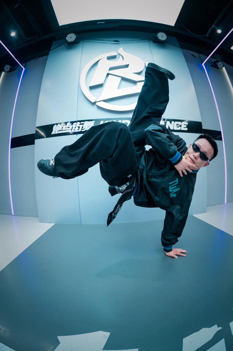 抖音lips hip热潮背后,是文化融合还是审美趋同?为何这类舞蹈能引发全民模仿?