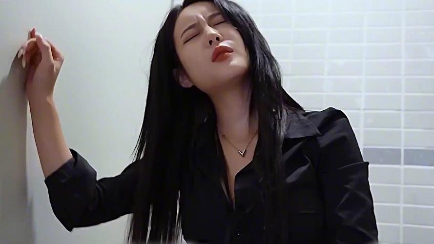 快手上最骚的女人视频为何能引发热议?其内容边界与平台监管该如何平衡?