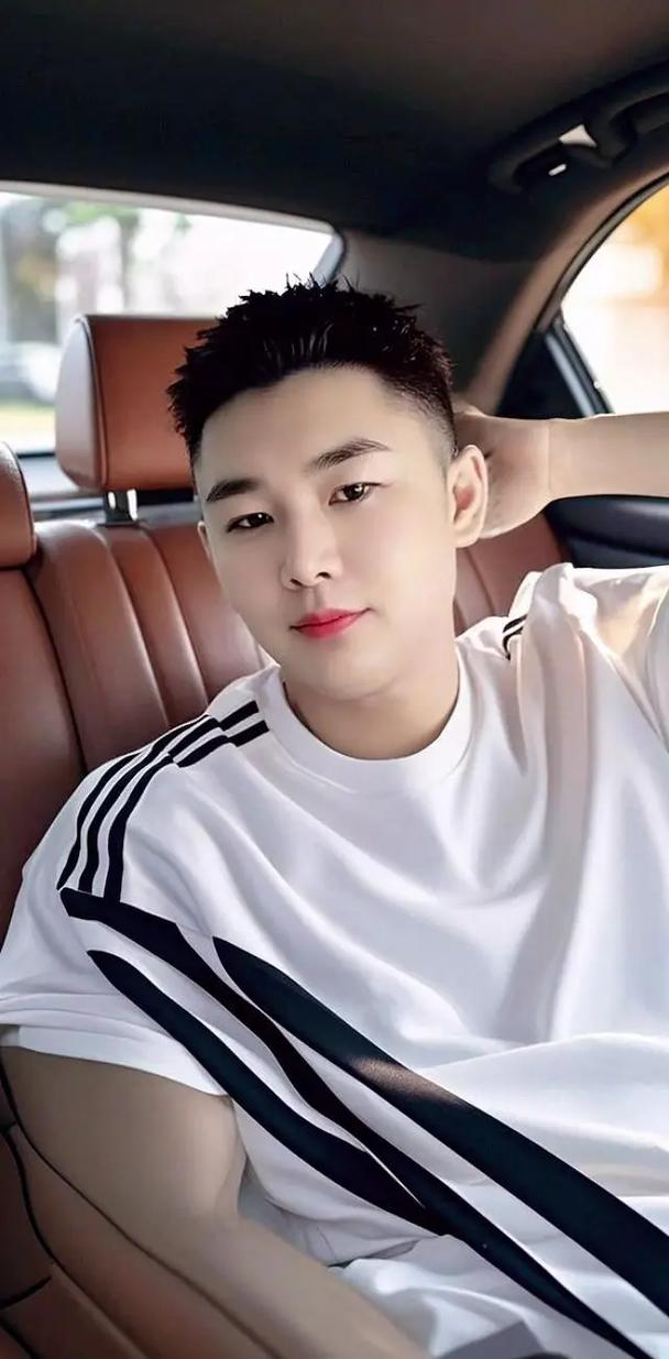 抖音爆火帅哥是偶然走红还是背后有推手?他们如何持续吸引流量并维持热度?