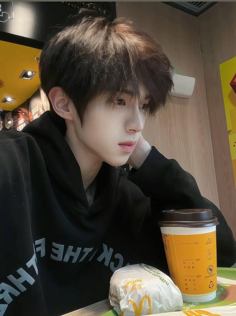 抖音爆火帅哥是偶然走红还是背后有推手?他们如何持续吸引流量并维持热度?