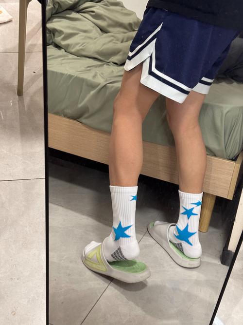 快手红人童童腿上纹身