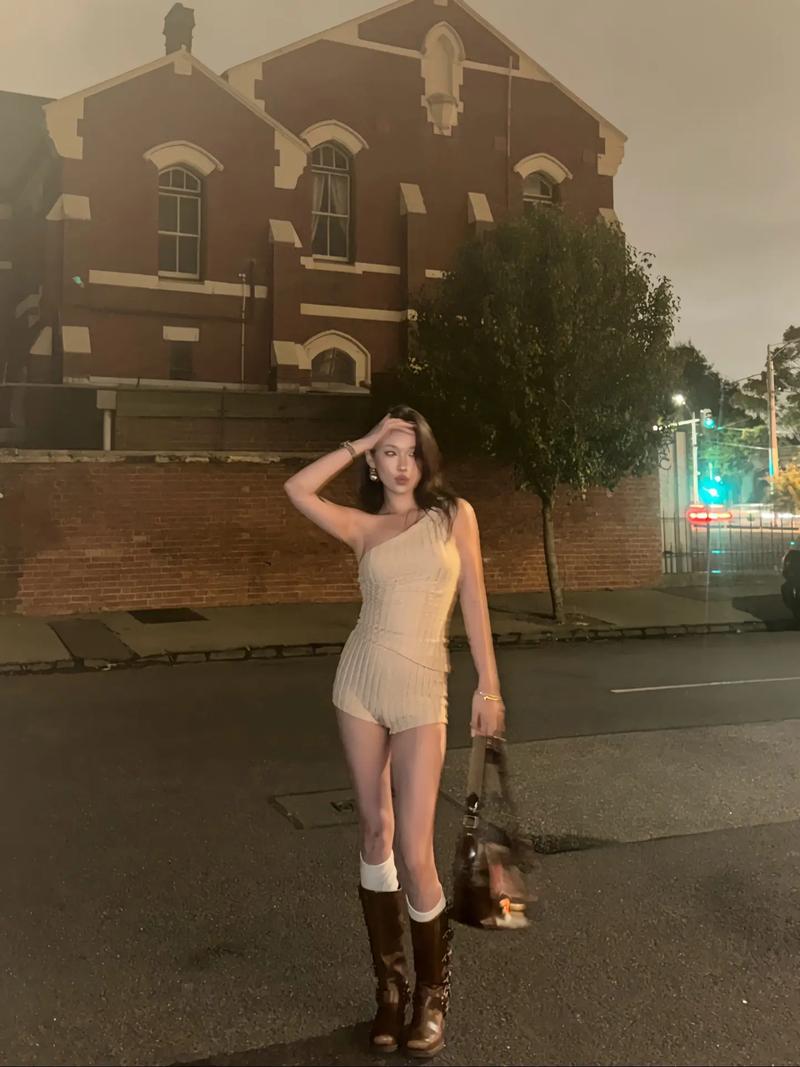 isbitch抖音这一账号名称为何引发争议?其内容是否符合平台规范?背后是否存在刻意博眼球的行为?