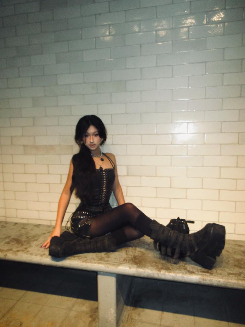 isbitch抖音这一账号名称为何引发争议?其内容是否符合平台规范?背后是否存在刻意博眼球的行为?