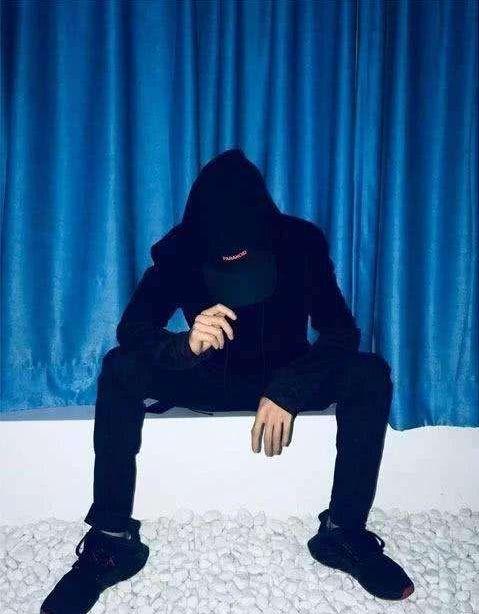 抖音黑脸小四抖音号为何爆火?他的黑脸造型背后藏着什么故事?