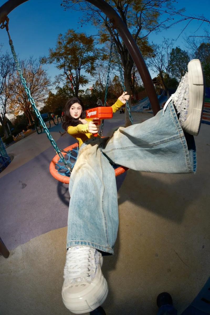 抖音拍鱼眼效果是手机自带功能还是需要特殊技巧?镜头参数怎么调才能自然又夸张?