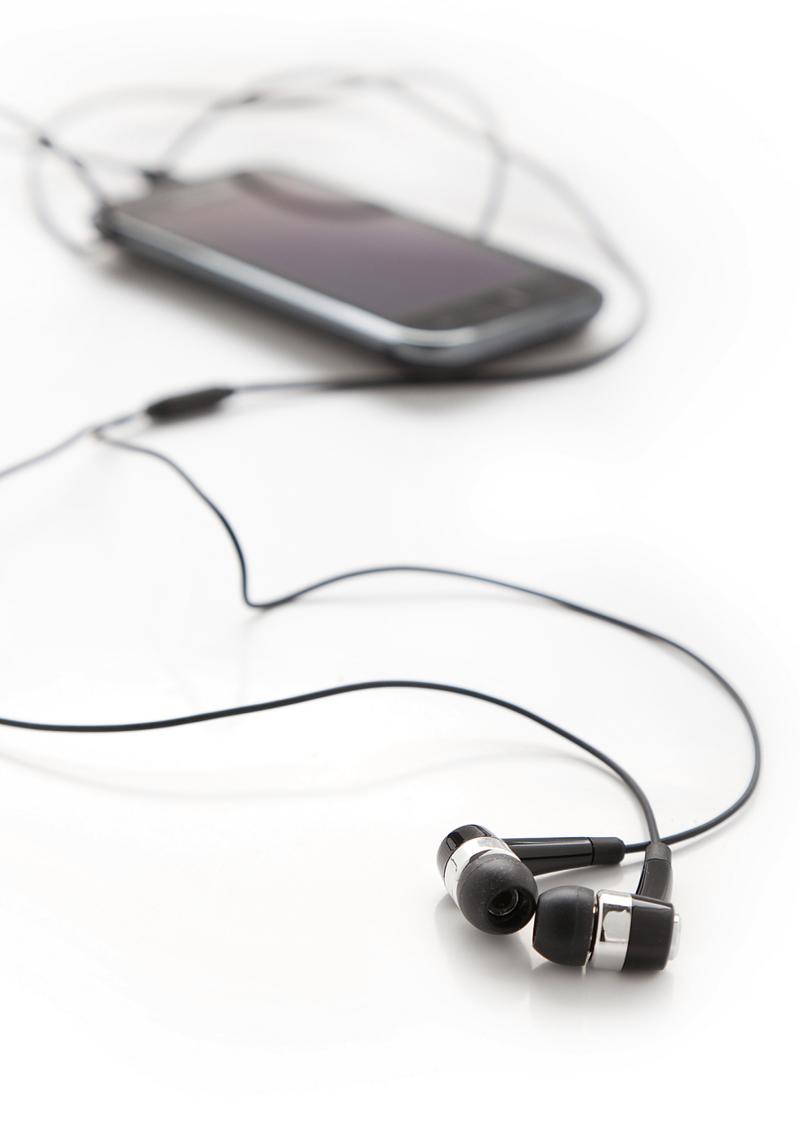 抖音短视频平台为何全面禁止用户上传唱歌类内容,背后是否存在版权审核机制或内容策略的深层考量?