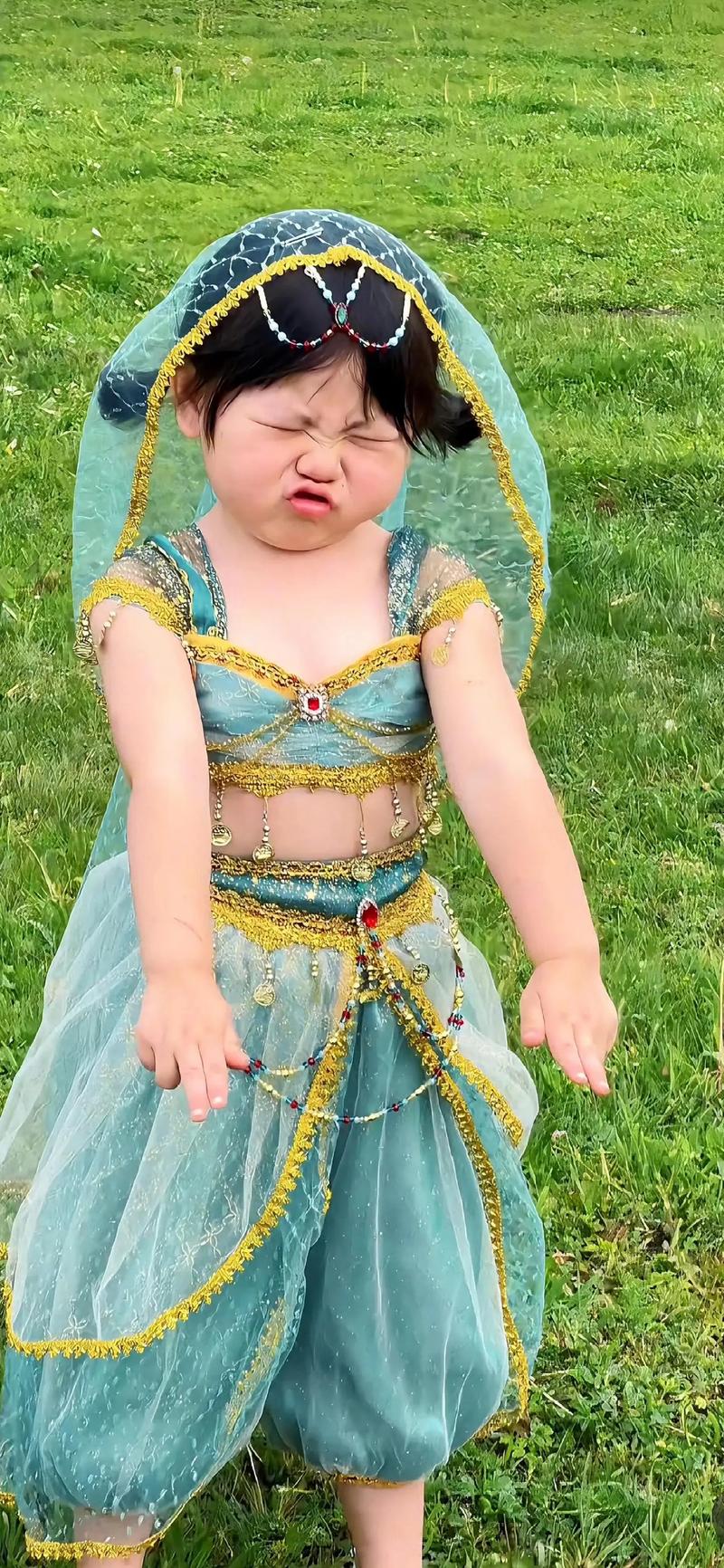 快手最火的小孩社会摇,儿童模仿成人舞步,娱乐边界在哪里?