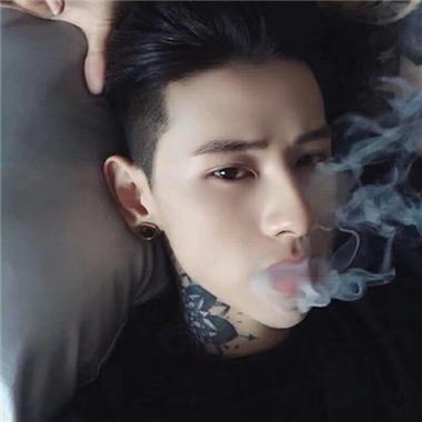 快手上那个很骚的男孩为何能走红？其表演风格背后藏着怎样的流量密码与争议？