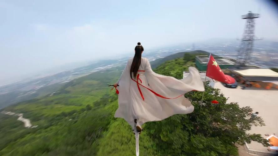 快手御剑飞行视频拍摄是用特效软件还是实景拍摄？如何实现人物与飞剑的动态合成效果？