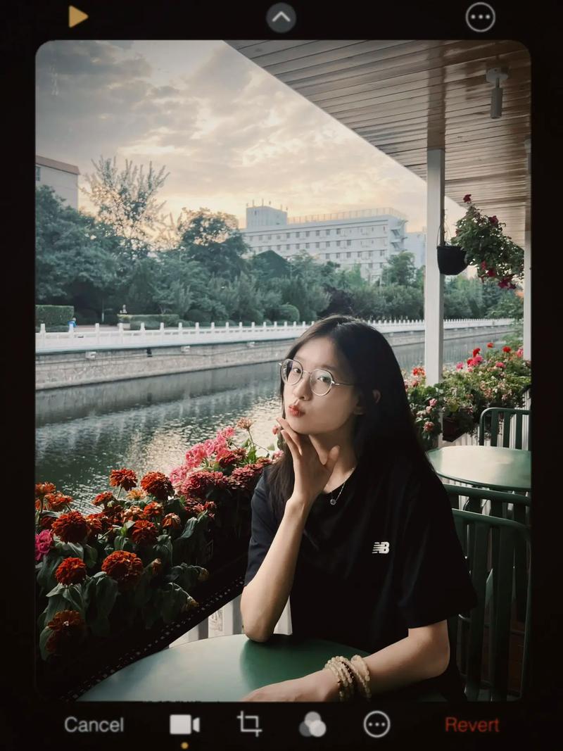 抖音镜头为何采用圆形设计?圆形镜头在拍摄时有哪些独特优势,或是出于品牌标识的考量?