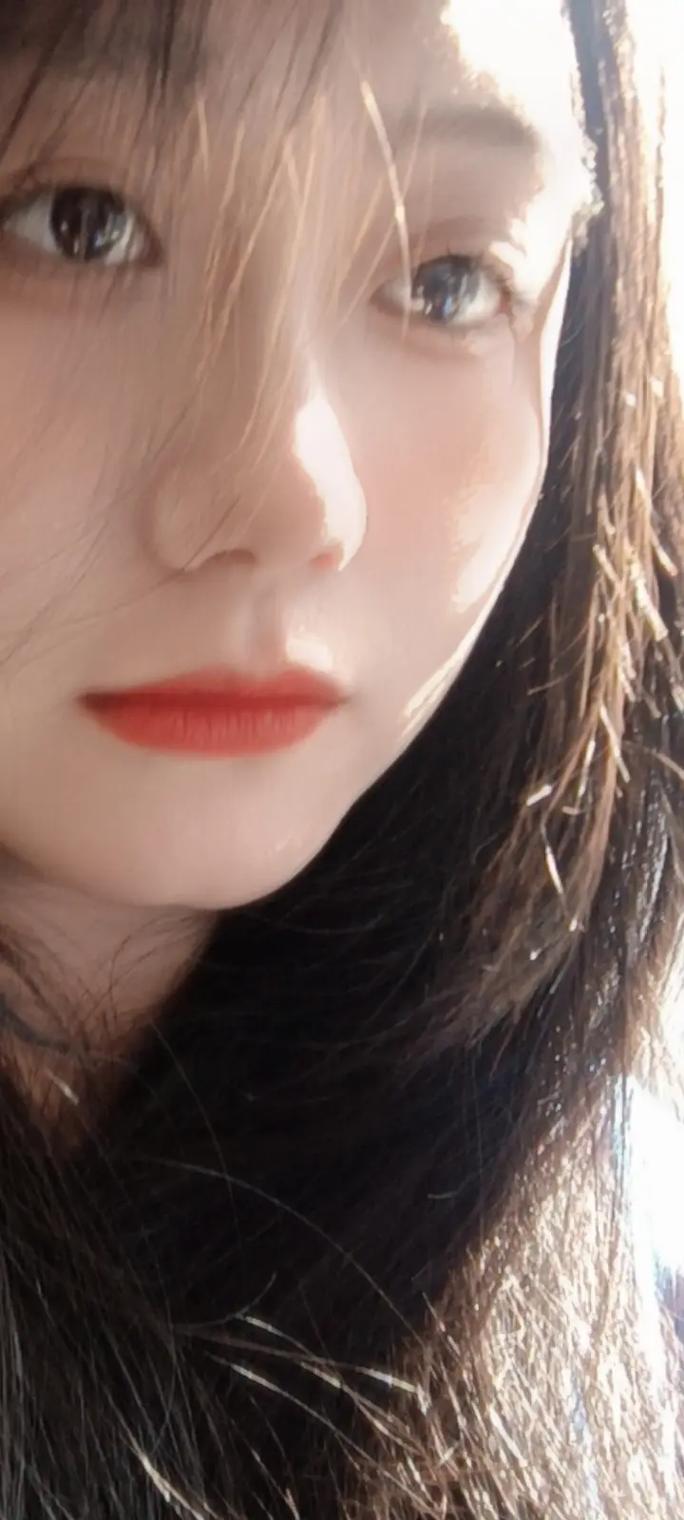 抖音镜头为何采用圆形设计?圆形镜头在拍摄时有哪些独特优势,或是出于品牌标识的考量?