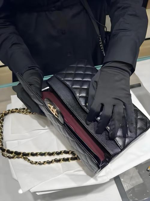 小红书奢侈品晒假货现象频发,是虚荣心作祟还是平台监管缺位?