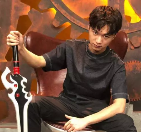 快手王者荣耀搞笑主播如何平衡娱乐效果与游戏技术,让观众在欢笑中也能学到实战技巧?