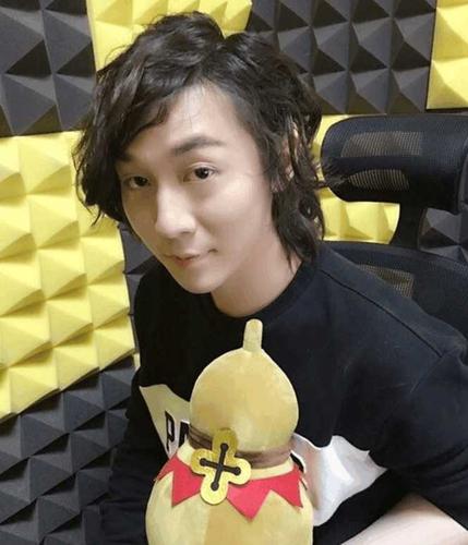 快手王者荣耀搞笑主播如何平衡娱乐效果与游戏技术,让观众在欢笑中也能学到实战技巧?