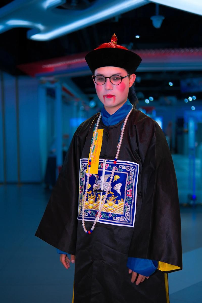 快手假扮僵尸搞笑视频走红，这类低俗恶搞为何能吸引流量，是否该被平台监管？