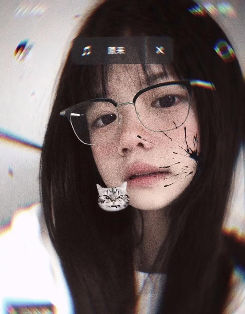 抖音爆火的拍照特效为何能成为流量密码？它背后藏着怎样的用户心理与算法逻辑？