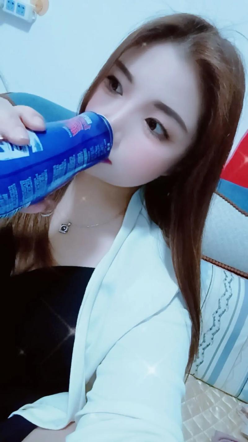 快手女神‘一人我饮酒醉’，是真实情感流露还是刻意迎合流量的人设表演？