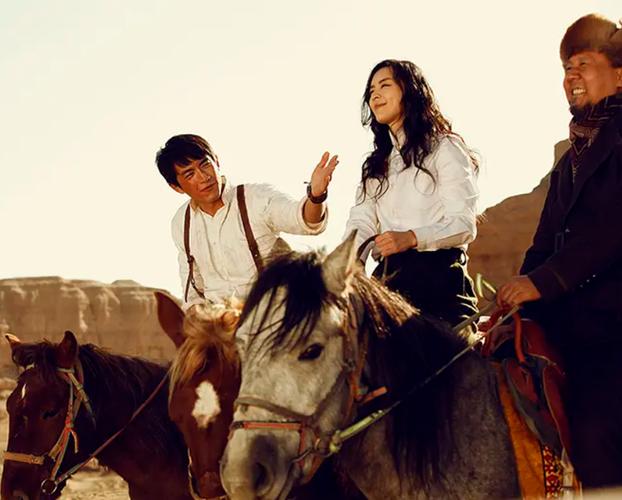 快枪快手快枪手广场舞为何将快枪与广场舞结合？其动作设计是否暗含射击元素？