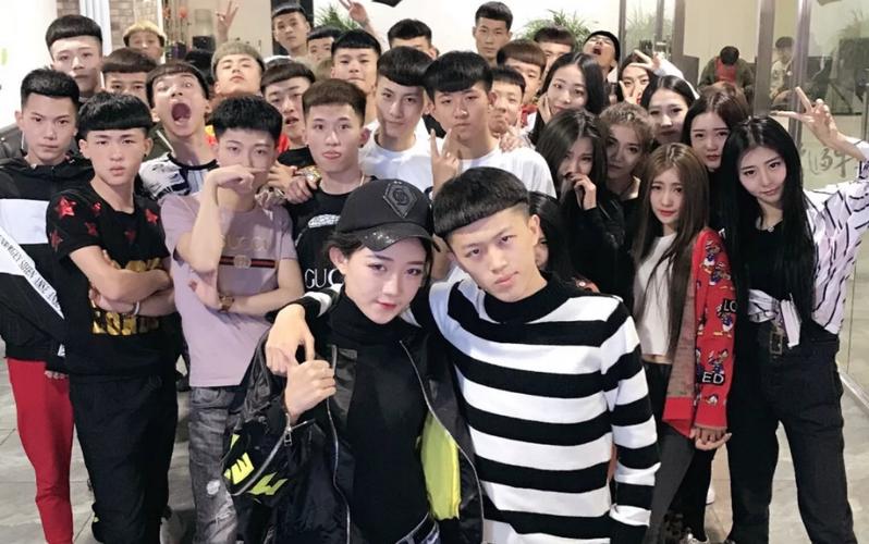 快手社会摇视频教程为何能风靡全网？背后藏着哪些流量密码与社交密码？