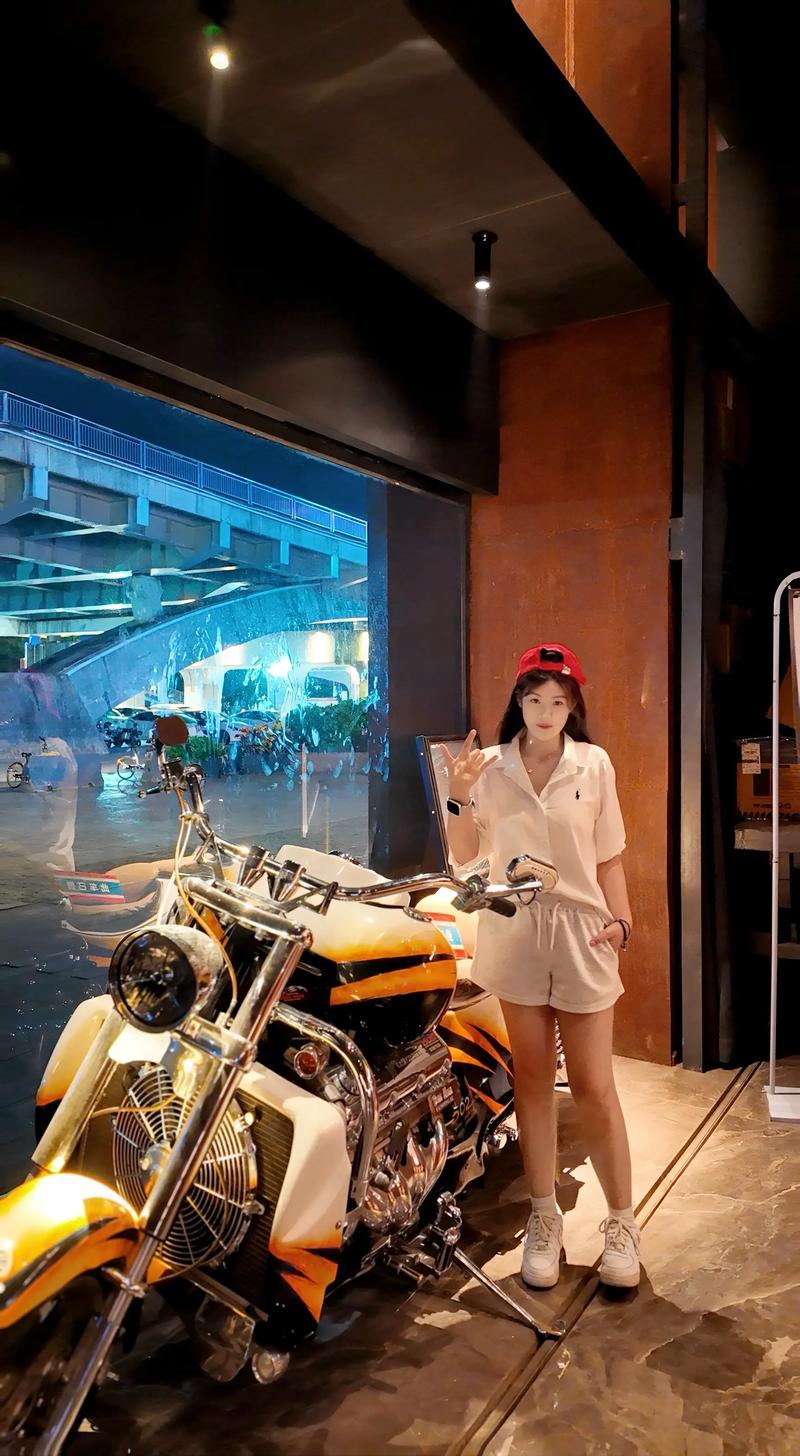 抖音戴帽子拍照姿势有哪些？不同脸型如何选帽子+摆姿势，拍出高级感不显脸大？