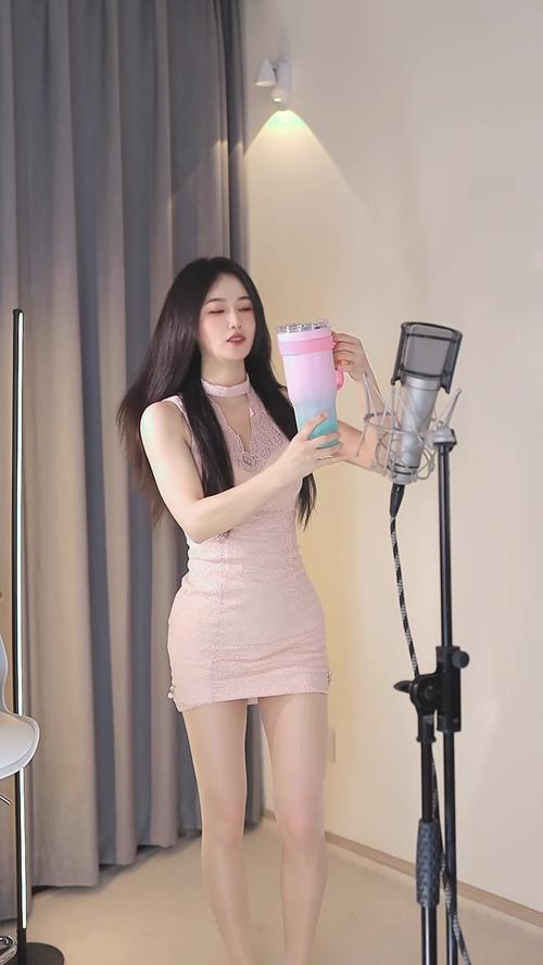 抖音爆款跳舞视频为何能刷屏？背后藏着哪些流量密码与大众心理？