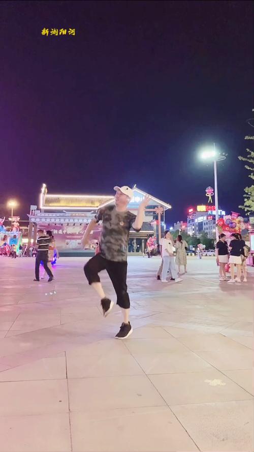 快手上广场舞为何能成为现象级搞笑内容？背后藏着怎样的群体共鸣与创作密码？