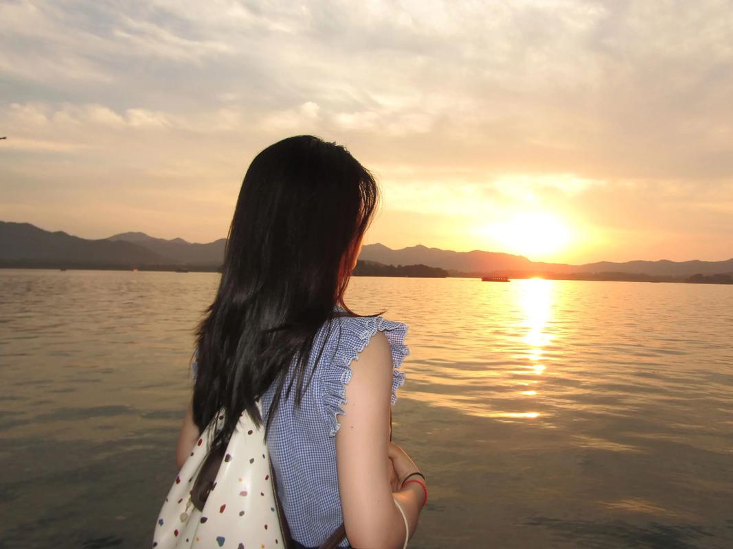 抖音爆火滤镜为何总让人照骗成瘾？是技术魔法还是社交焦虑在作祟？