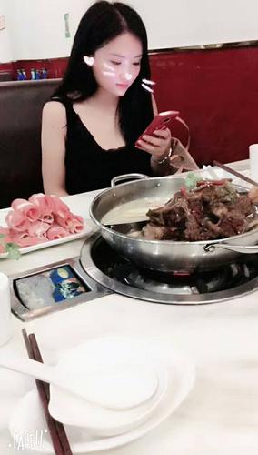 云爱baby快手号的内容风格是什么？能否分享一些热门作品背后的创作故事？