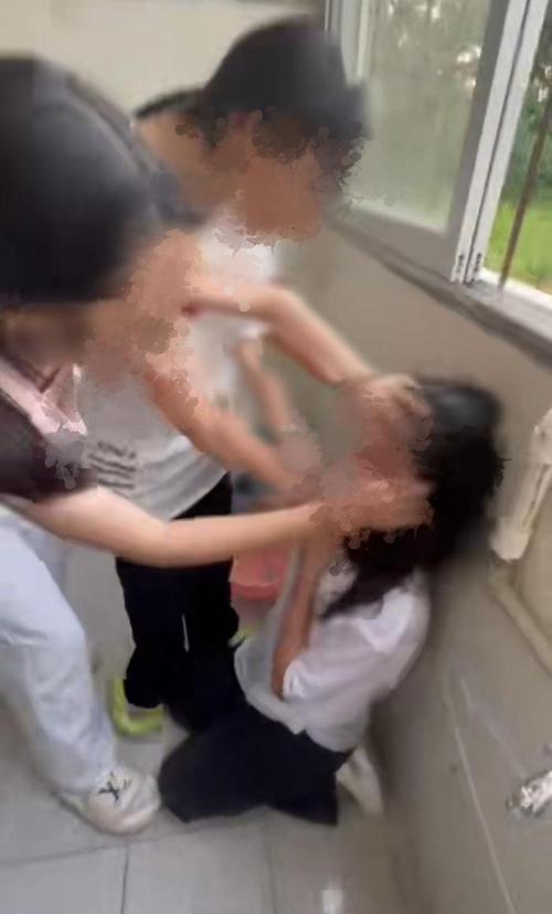 快手初中女生打架视频频现，背后是家庭教育缺失还是网络暴力泛滥？
