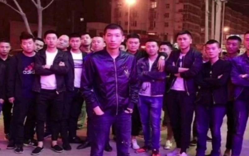 磊打架视频为何在快手疯传？背后是流量狂欢还是暴力隐患？