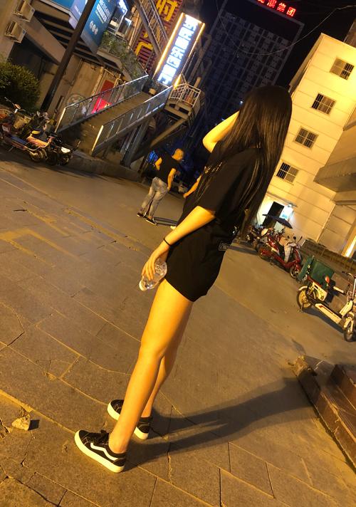 快手wuli东东的发型为何总能引发热议？是刻意设计还是自然随性？背后藏着怎样的个人风格密码？