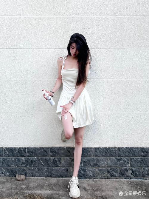 sister芊芊快手账号的内容风格是怎样的？她有哪些受欢迎的作品类型？