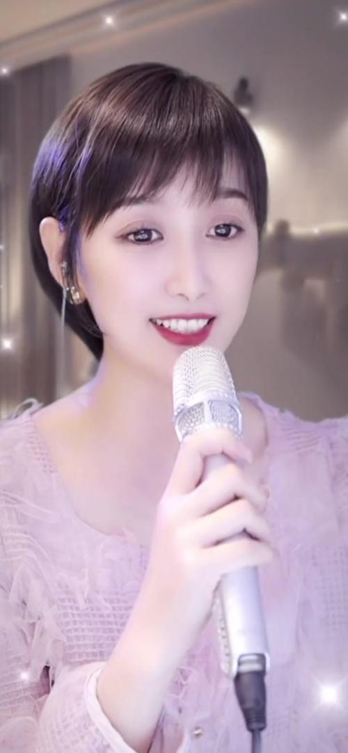抖音上那些唱歌好听的女孩，是天生嗓音优越还是后期修音的魔法？她们靠翻唱走红，如何打造独特记忆点？
