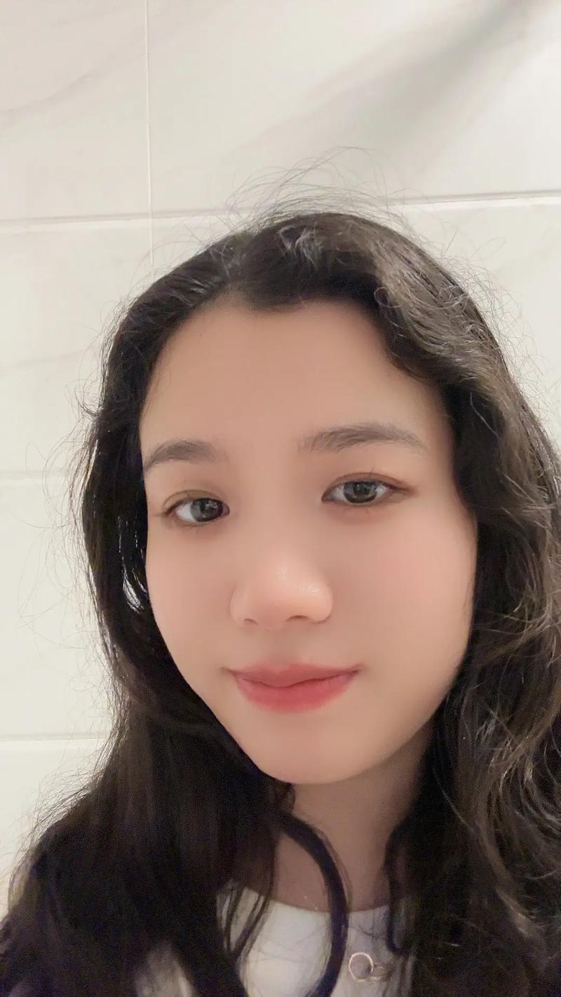 抖音短视频美颜相机，是美化自我还是扭曲真实，如何平衡社交愉悦与真实自我认知？