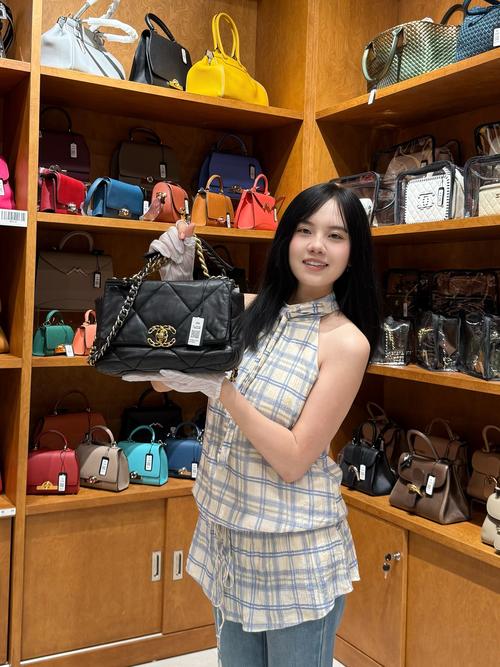 小红书里的土豪是真的富还是人设？晒出的奢侈品生活背后有多少是真实财富？