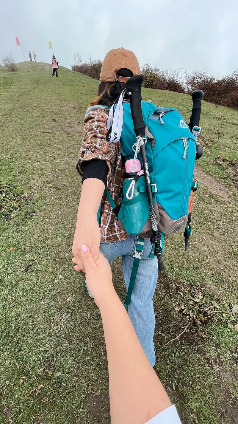 抖音一起牵手去旅行是真实情侣互动还是剧本化表演？旅行中的甜蜜如何平衡真实感与流量追求？