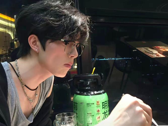 全部都是你抖音帅哥热潮背后，是审美趋同还是流量密码的共谋？