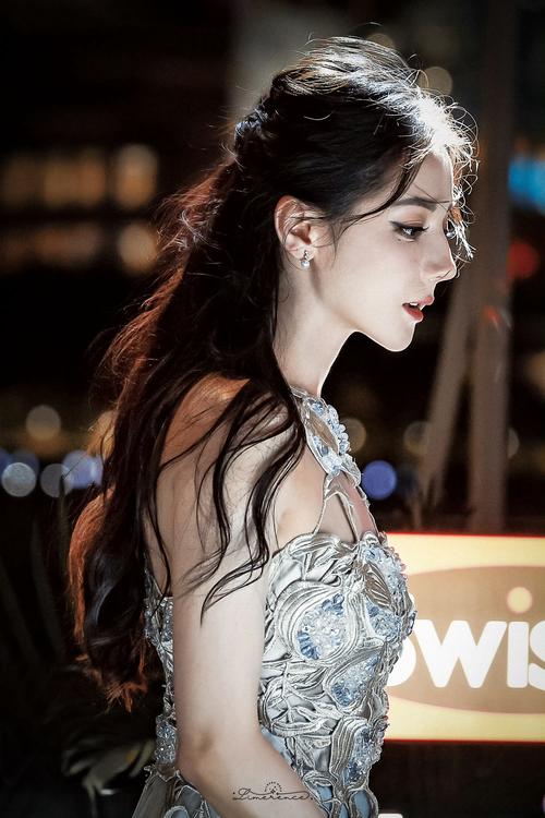 为什么在抖音搜迪丽热巴时，会出现重复内容或难以找到她的最新动态？