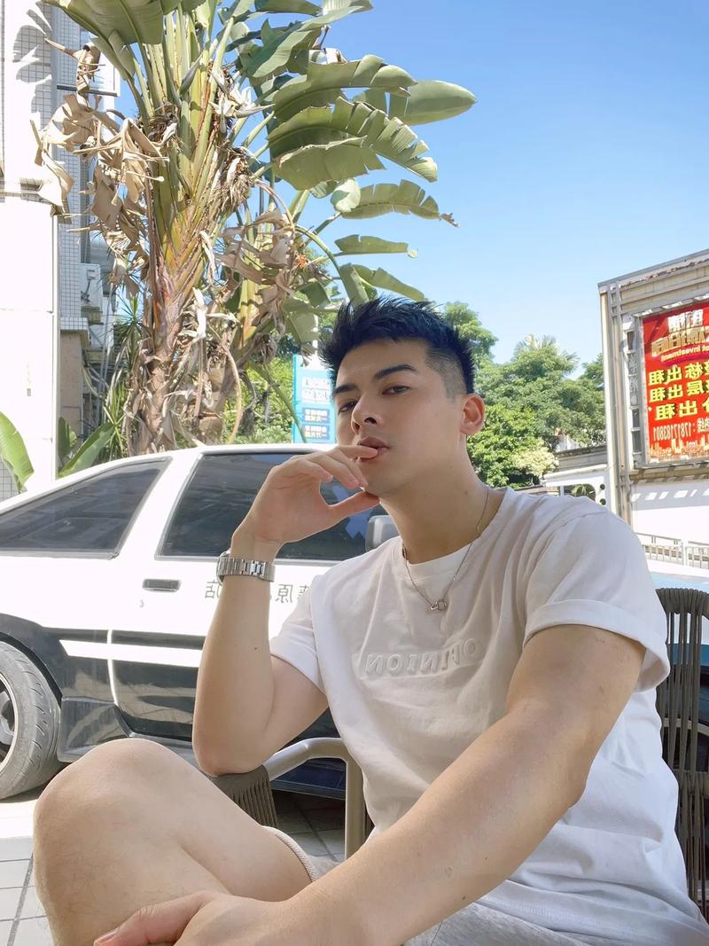 抖音上好看的小哥哥为何能吸引海量关注？他们走红背后藏着哪些流量密码与颜值经济逻辑？