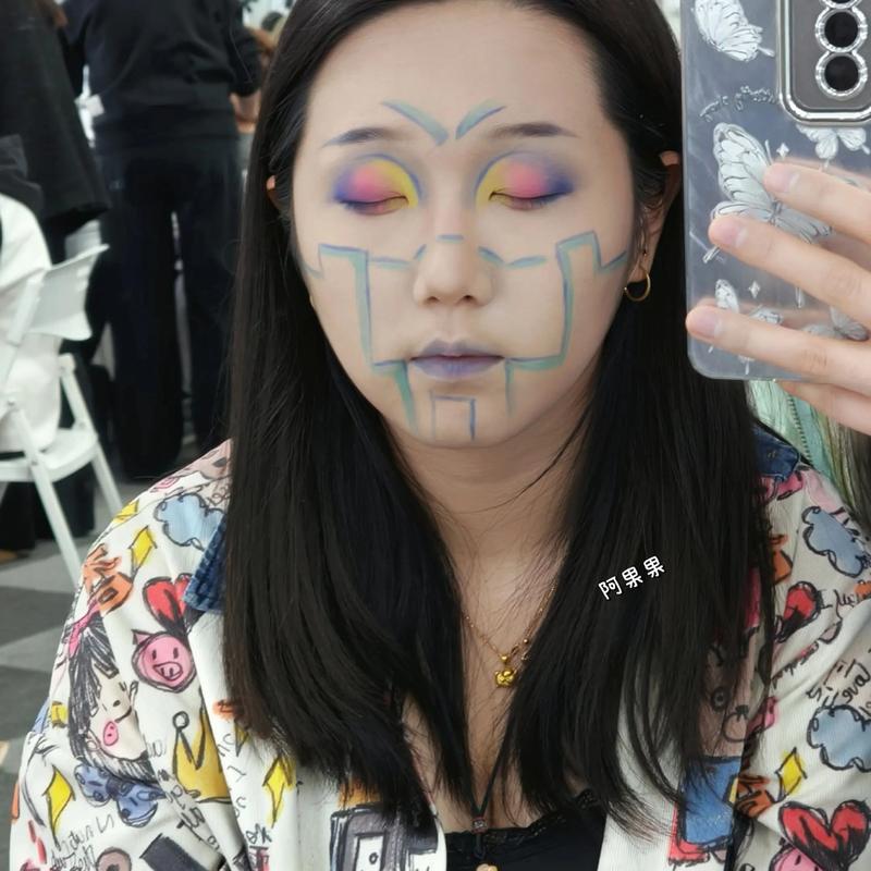 抖音逆天化妆术制作，是魔法还是科技？揭秘背后的视觉欺骗技巧！