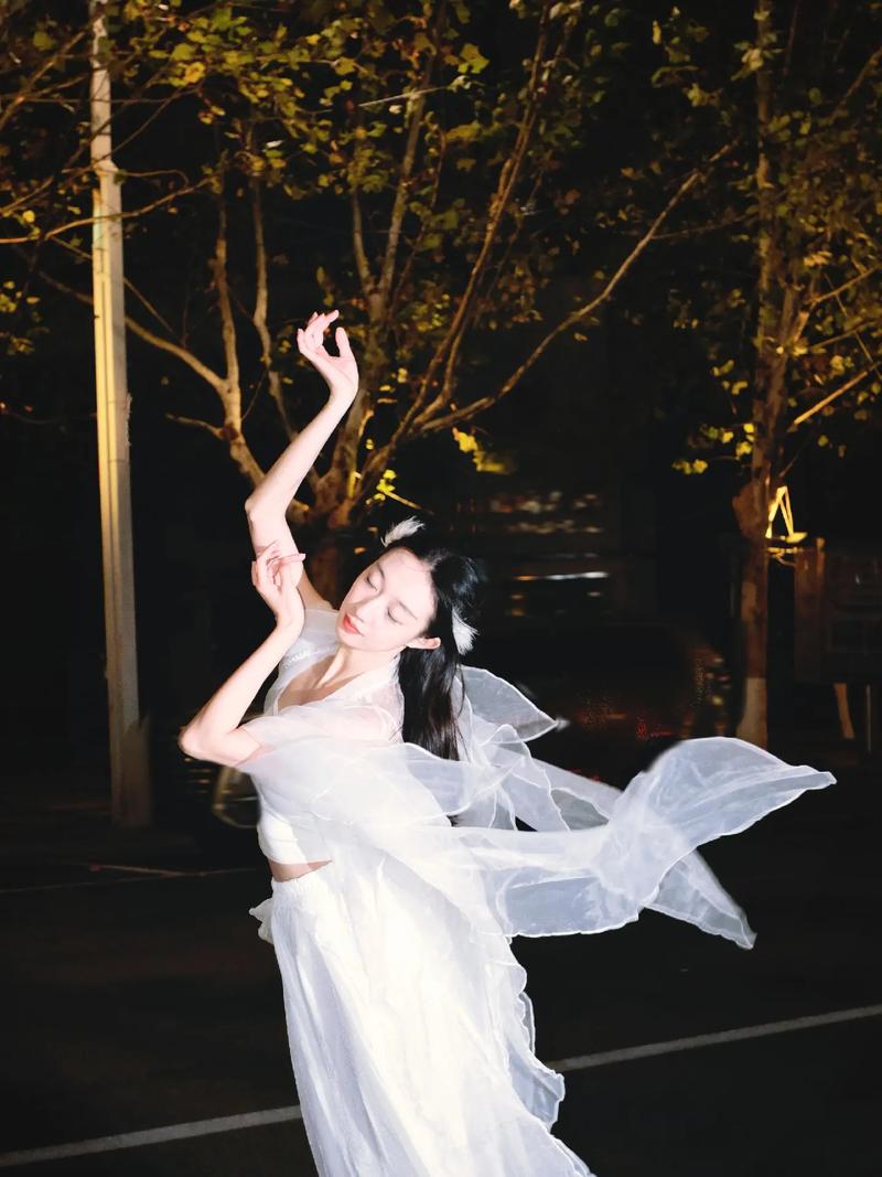 为什么最近很火的抖音舞蹈能一夜爆红？背后藏着怎样的流量密码和大众心理？