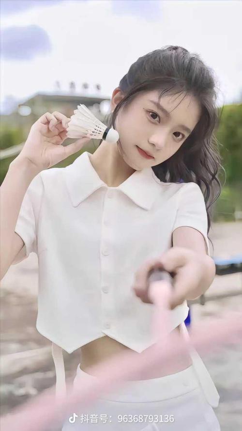 抖音平台有哪些女性创作者凭借独特魅力脱颖而出，她们的内容风格与走红逻辑是什么？