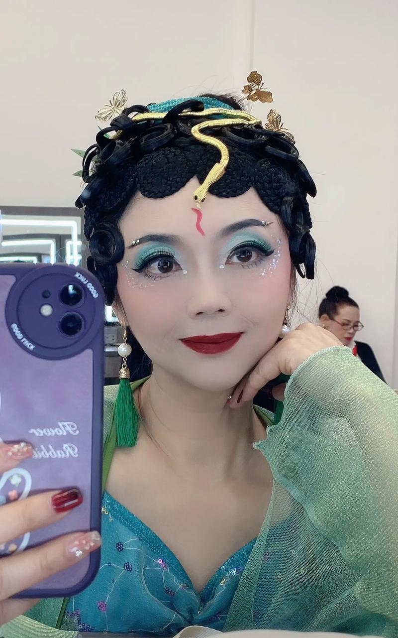 逆天化妆术抖音歌曲爆火，背后藏着多少美妆密码与流量密码？