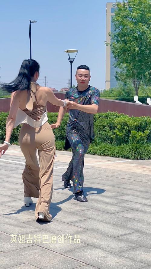 快手摩擦舞引争议，低俗擦边还是艺术表达？平台监管该如何平衡？