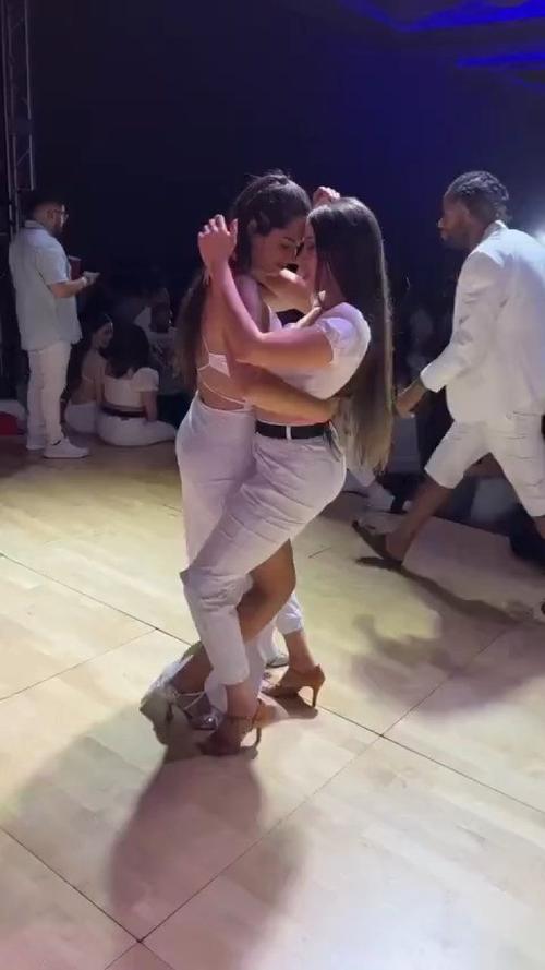 快手平台上一男一女贴身热舞视频引发争议，这种亲密舞蹈内容是否符合平台规范？边界在哪里？