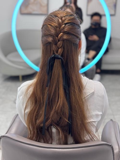 快手单人编发视频怎么拍才能不单调？一个人在家拍编发教程，镜头怎么转才能不尴尬？手部特写和整体步骤怎么兼顾？