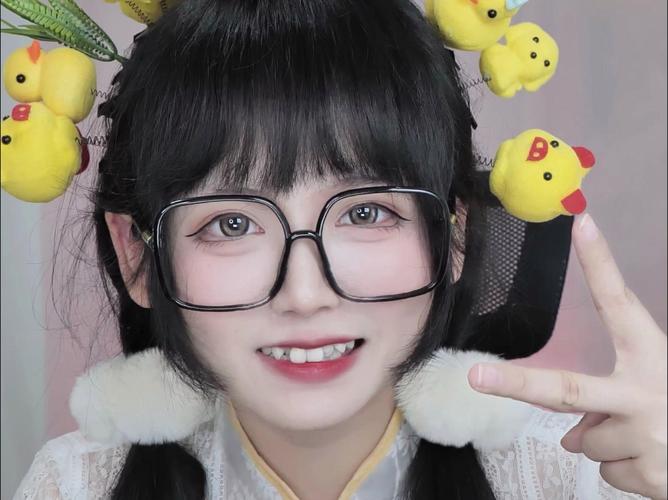 国服第一骚小可爱的快手账号是如何凭借独特风格吸引大量粉丝的？其内容创作背后有哪些不为人知的技巧？