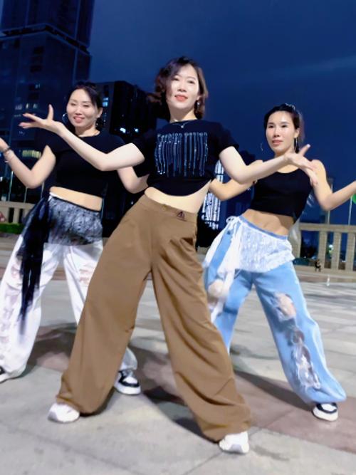 抖音最近流行的舞蹈背后藏着哪些流量密码？为何它能迅速引爆社交平台，年轻人为何争相模仿？