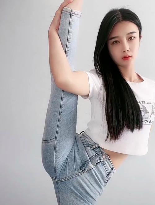 快手一字马女孩账号走红背后，是天赋异禀还是刻苦训练的成果？