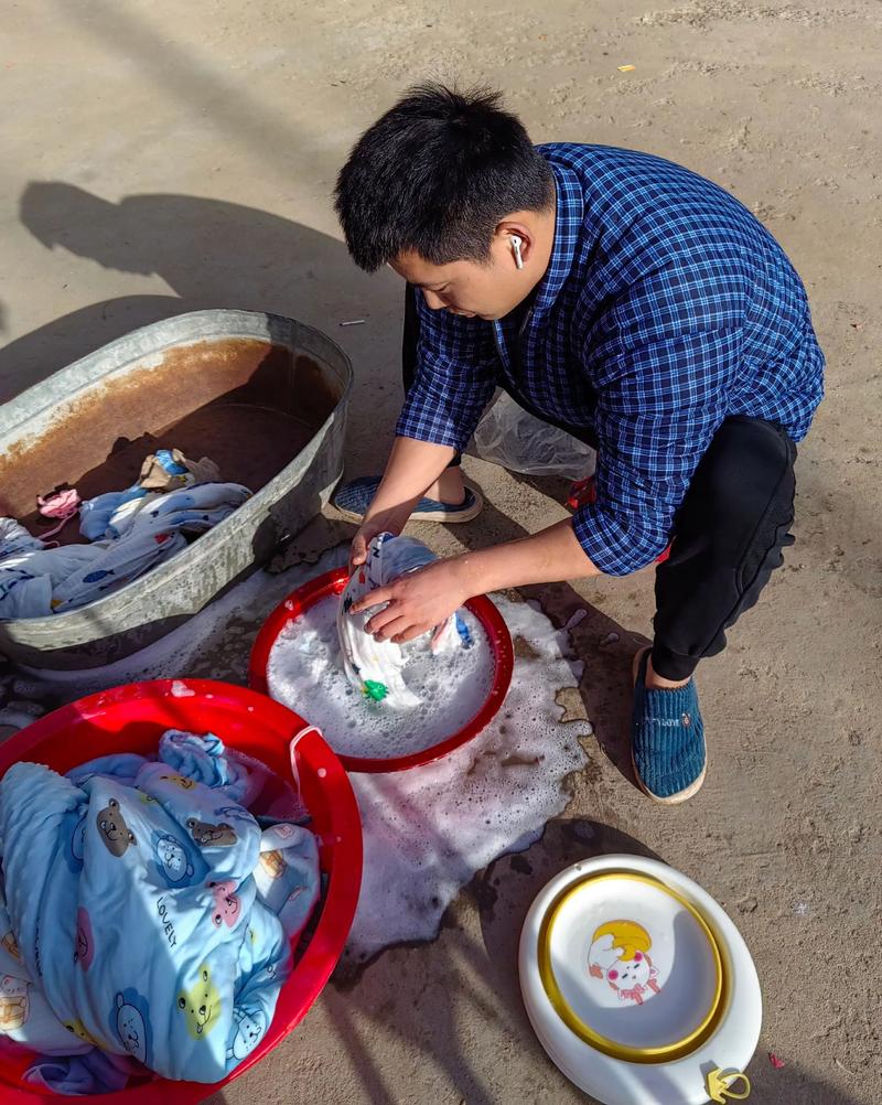 抖音衣服吸衣服现象是怎么回事？是材质特殊还是拍摄技巧导致的视觉错觉？